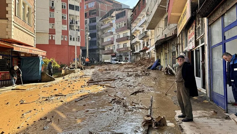 artvinde-siddetli-yagislar-dagda-cig-dustu-sehir-merkezini-sel-vurdu-yol-acmaya-giden-ekipten-aci-haber-rizede-1707319119114.jpeg