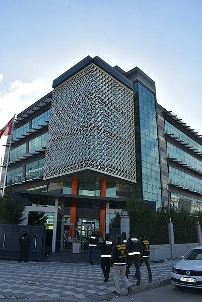 izmirde-25-milyarlik-vurgun-ocakci-holding-operasyonunda-yeni-gelisme-sedat-ocakci-dahil-27-kisi-tutuklandi-1707545891835.jpeg