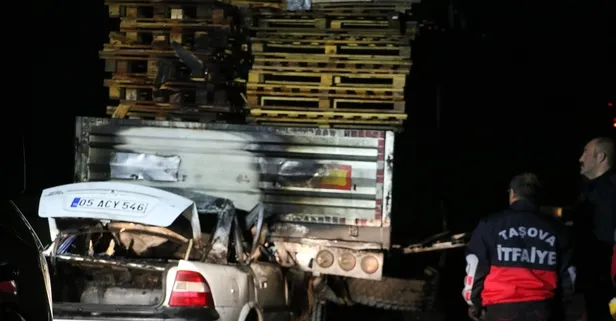 Amasya'da feci kaza! Otomobil TIR'a ok gibi saplandı: 1 ölü