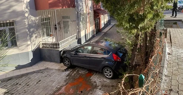 Yozgat'ta otomobil apartman bahçesine uçtu: 4 yaralı