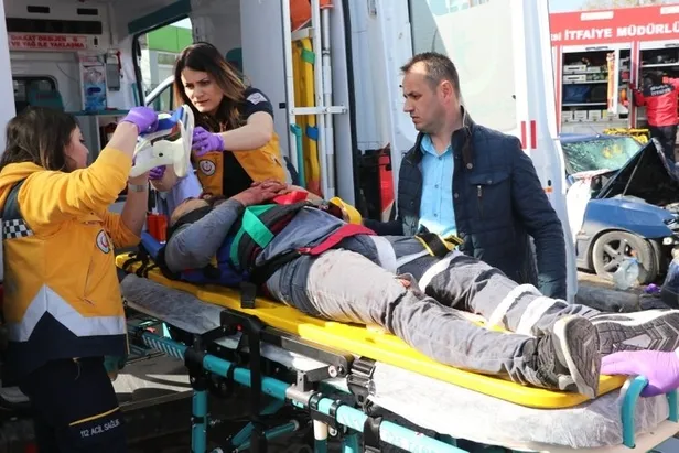 Son dakika: İşçileri taşıyan midibüs otomobille çarpıştı: 12 yaralı-3