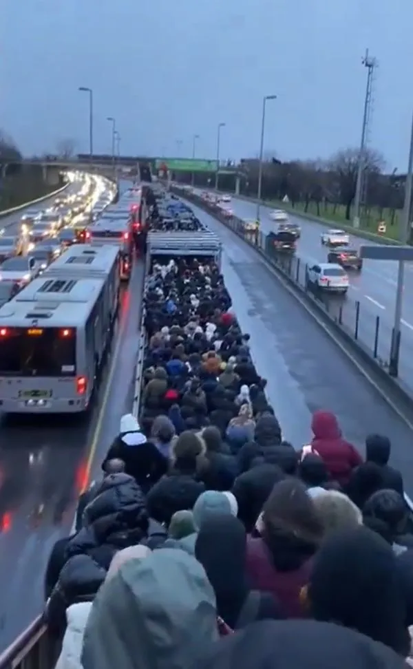 istanbulda-ulasim-yine-aksadi-metrobus-duraklari-tiklim-tiklim-1704868715941.jpg