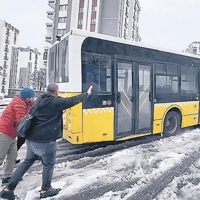 Uyarılara rağmen yine İETT araçları yolda kaldı! Karda perişan olan vatandaşlar çıldırdı