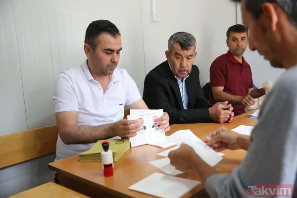 Seçmene, 28 Mayıs Günü Cumhurbaşkanı Adayları Recep Tayyip Erdoğan Ve Kemal Kılıçdaroğlu'nun Resim Ve İsimlerinin Bulunduğu Oy Pusulası Verilecek. Tercih...