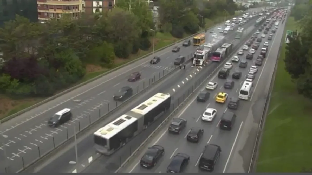 İstanbul'da metrobüs yangını: Seferler aksadı