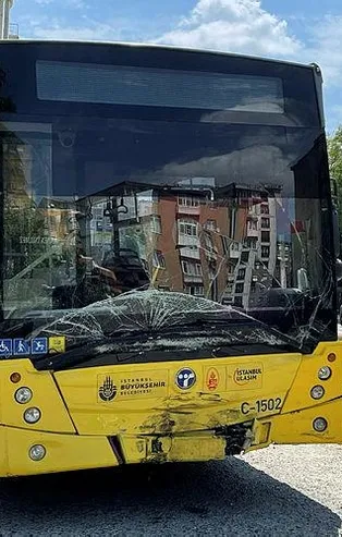 Kadıköy'de İETT otobüsü kaza yaptı