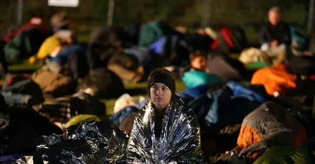 Anzak torunları geleneksel "Şafak Ayini" için Anzak Koyu'na geldi