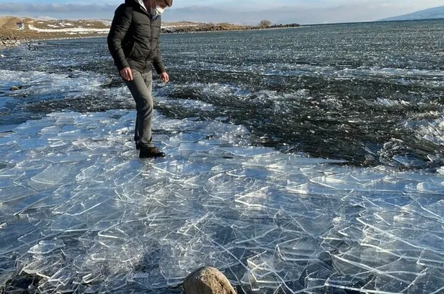 Ardahan'da ilginç görüntüler! Her yeri buz parçaları sardı
