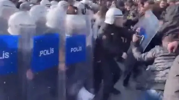 nusaybin-sinirinda-iki-ayakli-oyun-turk-bayragina-saldiri-sonrasi-ortalik-karistiran-dem-partiden-aciklama-1768932890749.jpeg Nusaybin sınırında iki ayaklı oyun! Türk bayrağına saldırı sonrası ortalık karıştıran DEM Parti'den açıklama-4