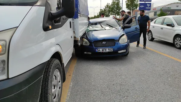 Kazada kopan parmağı bulmak için seferber oldular! Sakarya'da kontrolden çıkan otomobil park halindeki kamyonete çarptı: 1 yaralı-5