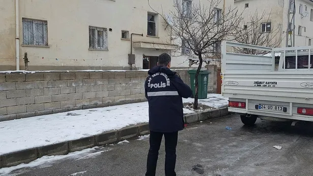 Erzincan'da korkunç olay! 4 günlük bebeğini yatağına aldı...-2