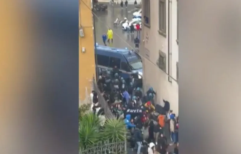 italyada-tepki-ceken-goruntuler-polis-filistin-icin-destek-gosterisi-duzenleyen-ogrencilere-copla-mudahale-ett-1708701240336.jpeg İtalya'nın Floransa ve Pisa kentlerinde tepki çeken görüntüler! Polis, Filistin için destek gösterisi düzenleyen öğrencilere copla müdahale etti-6