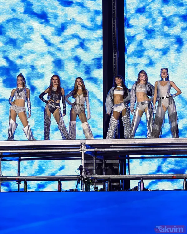 Kısa Sürede Türkiye'de Büyük Bir Hayran Kitlesi Edinen Kız Grubu Manifest, Festivalin İlk Gecesinde Sahneye Çıktı. Aynı Adı Taşıyan 'Manifest' Albümleriyle...