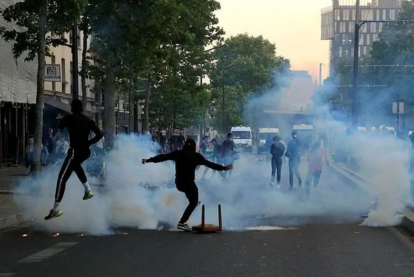kaos-parise-de-sicradi-fransada-polis-siddetinin-protesto-edildigi-gosteri-olayli-sona-erdi-1591134290886.jpeg Kaos Paris'e de sıçradı! Polis şiddetinin protesto edildiği gösteri olaylı sona erdi-3