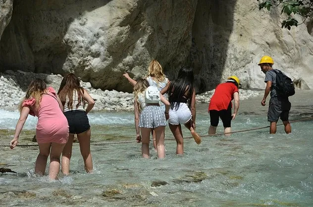 Muğla’nın Seydikemer ilçesindeki Saklıkent Kanyonu’na ziyaretçi akını