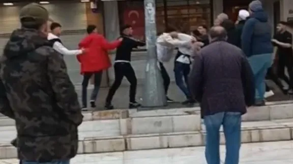 Eyüpsultan’da sokak ortasında meydan savaşı: Yumruk ve sopalar havada uçuştu