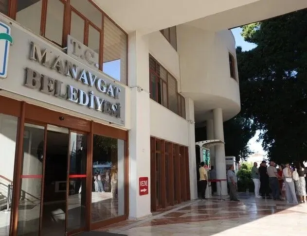 Borcunu ödemeyen CHP’li Manavgat Belediyesi’ne haciz:  Makam araçları otoparka çekildi