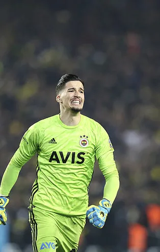 Fenerbahçe'de Altay Bayındır gidiyor, yerine Berke Özer geliyor!
