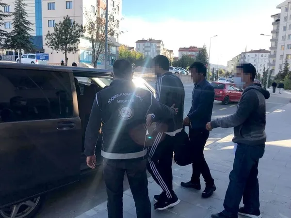 yabanci-uyruklu-2-sahis-sinir-disi-edildi-1635402754867.jpg İllegal yollarla yurda giren yabancı uyruklu 2 çeteci sınır dışı edildi-1