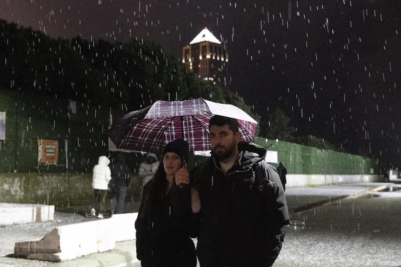 İstanbul'un Kağıthane ilçesinde kısa süreli dolu yağışı görüldü.