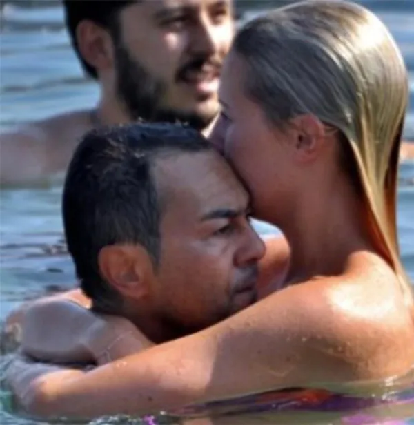 Serdar Ortaç'ın Eşi Chloe Loughnan sınırları zorladı!-9