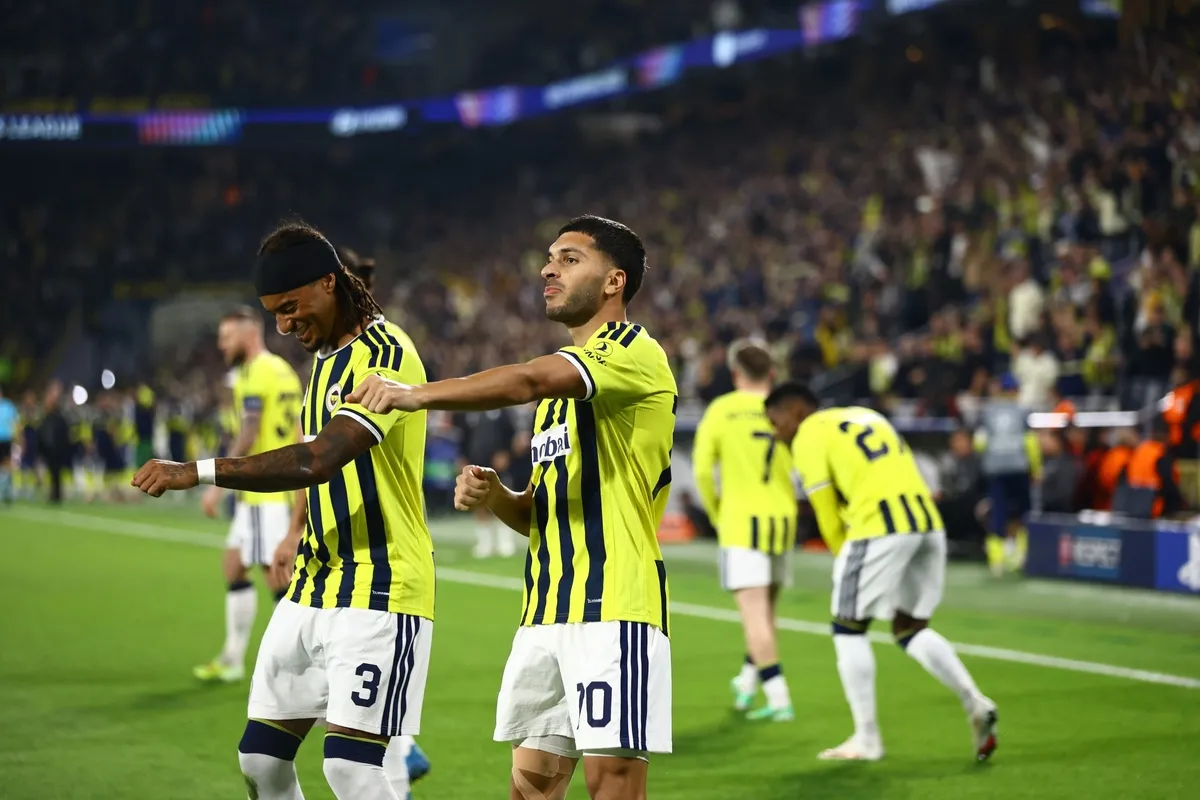 fenerbahceden-surpriz-galatasaray-derbisi-plani-1792741640542.jpg Kartal'dan sürpriz plan! Galatasaray derbisinde mevkiler değişecek: Ake yerine forma o ismin-6