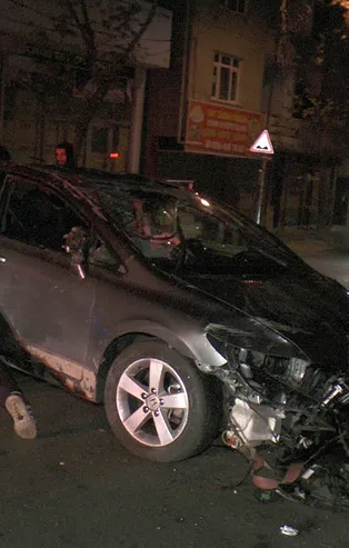 Tartıştığı kişilerin üzerine aracı sürdü! Kontrolden çıkan otomobil takla attı! Yer: Sancaktepe