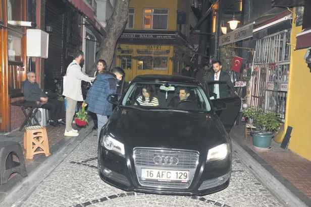 seda-sayan-mulk-sahibi-oldugu-mekanin-yenilenmesi-serefine-verilen-davette-esiyle-boy-gosterdi-1666220475802.jpeg Seda Sayan mülk sahibi olduğu mekanın yenilenmesi şerefine verilen davette eşiyle boy gösterdi-10