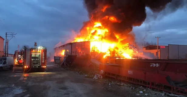 Sakarya’da mobilya imalathanesi alev alev yandı