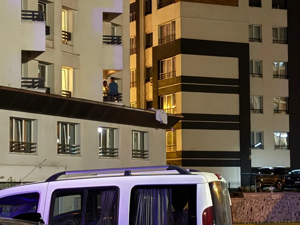 kayseride-otelin-5inci-katindan-atilan-kadin-hayatini-kaybetti-1786944701605.jpeg Kayseri'de otelde kan donduran olay: Genç kadını 5'inci kattan attığı öne sürülen şüpheli gözaltında-5