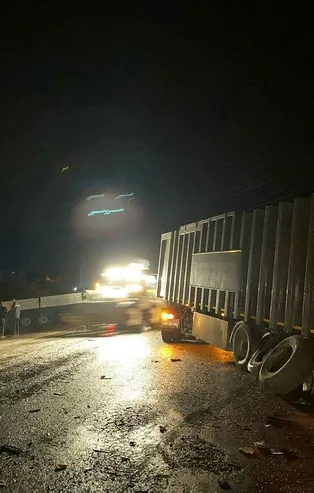 Balıkesir'de kamyon ile tır çarpıştı! Bir başka tır tarlaya uçtu! Yol trafiğe kapatıldı