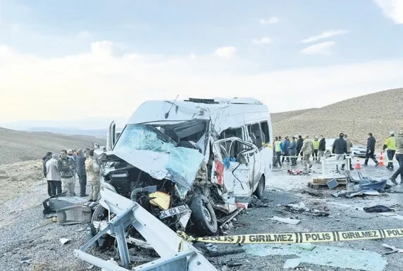 Katliam gibi kaza: 7 ölü 12 yaralı