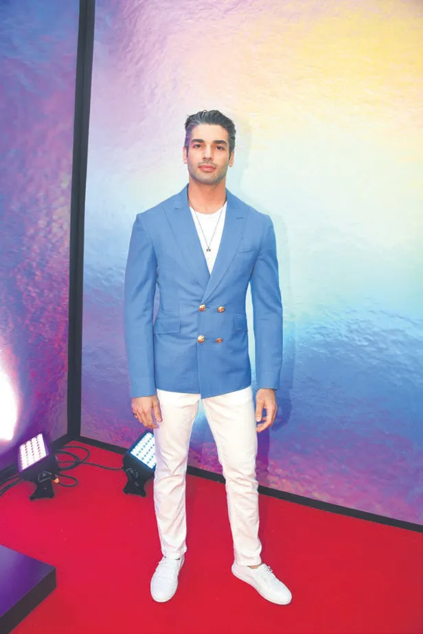 odul-toreninde-serenay-sarikaya-ve-hande-ercel-siklik-yarisina-girdi-gulsen-ise-tuhaf-makyajiyla-sosyal-medyad-1654023710458.jpg Ödül töreninde Serenay Sarıkaya ve Hande Erçel adeta şıklık yarışına girdi! Geceye ise 5.5 milyonluk takılar damga vurdu-18