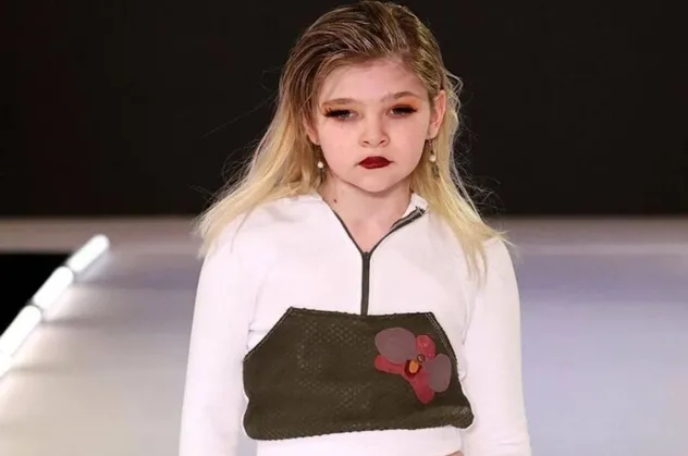 ABD'deki sapkın LGBT'lilerden görülmemiş istismar: 10 yaşındaki çocuğu “en genç trans model” diye podyuma çıkardılar!