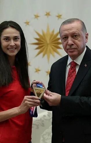 Başkan Erdoğan iki kez dünya şampiyonunu ilk Türk tekvandocu İrem Yaman'ı kabul etti