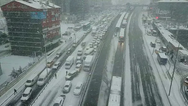 istanbullularin-kar-ile-imtihani-e-5-trafige-kapandi-taksiciler-normal-ucretin-bes-katini-istedi-1613417528068.jpg İstanbulluların kar ile imtihanı! E-5 trafiğe kapandı, taksiciler normal ücretin beş katını istedi...-2