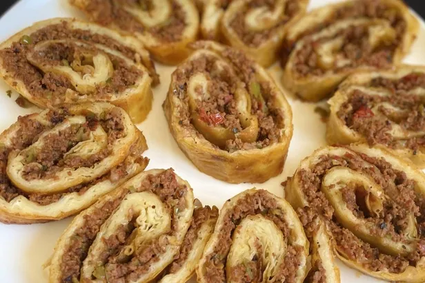 evinizde-4-yufka-varsa-simdi-deneyin-gercek-lahmacunu-aratmayan-borek-tarifi-1697000729047.jpg Evinizde 4 yufka varsa şimdi deneyin! Gerçek lahmacunu aratmayan börek tarifi-2