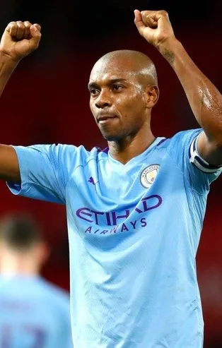 Fernandinho kapıları kapattı!