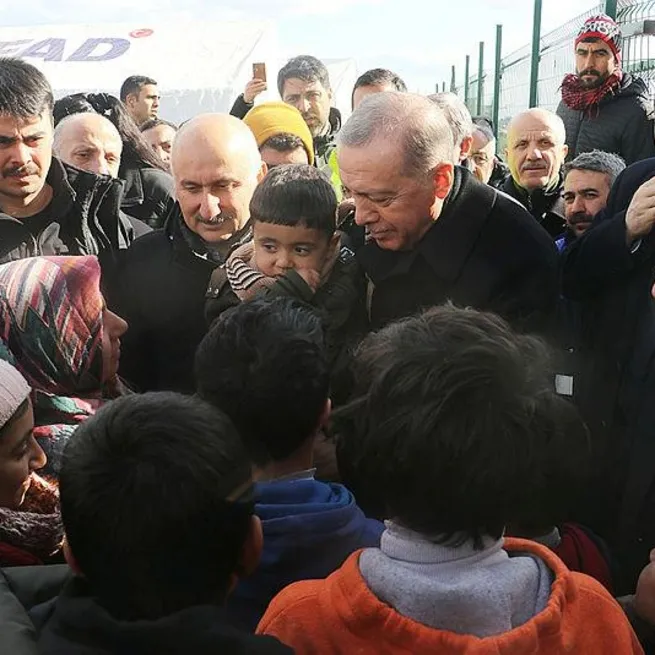 Başkan Erdoğan Diyarbakırda duyurdu: Üniversiteler uzaktan eğitime geçiyor KYK yurtları depremzedelere açılıyor