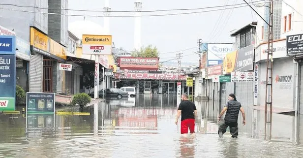 Samsun’da sel felaketi: Caddeler göle döndü, ev ve iş yerlerini su bastı
