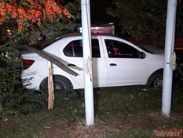 Bakırköy'de feci kaza! Aydınlatma direğini deviren otomobil yan yoldaki otomobile çarptı... - 11
