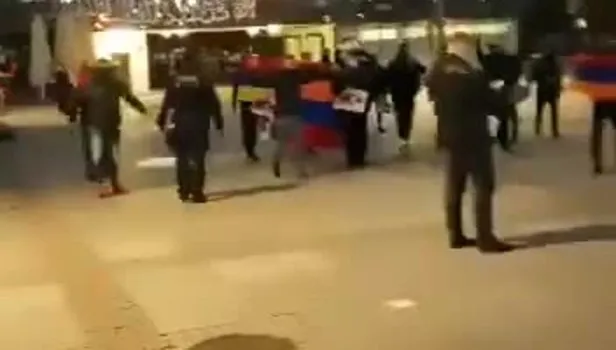 Avrupa da Ermenistan gibi! Azerbaycanlılara silah çektiler!