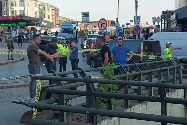 1653991787731.jpg Ümraniye'de dehşet anları! Bıçağı boğazına dayadı engel olmak isteyenlere saldırdı-4
