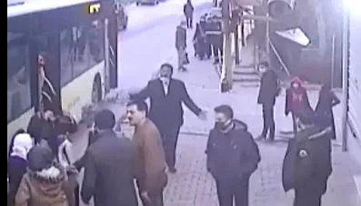 Yine İETT yine skandal! Arıza, şoför magandalığı derken şimdi de bu! Yaşlı kadının inmesini beklemeyince...-4