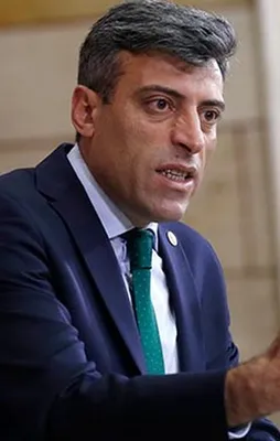 Bu adam nasıl diplomat yapıldı?