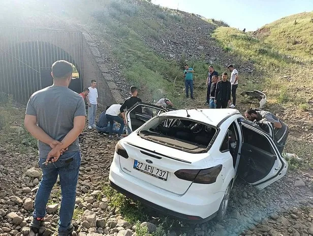Bingöl'de bir araç şarampole yuvarlandı: 3 kişi yaralandı-2