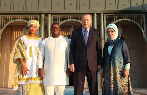 baskan-erdogan-sierra-leone-cumhurbaskani-julius-maada-bio-ile-gorustu-1629219348763.jpeg