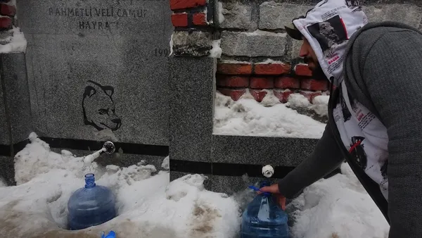 uludagda-ayi-suyu-icilir-mi-10-derecede-ayi-cesmesinden-su-icmek-icin-saatlerce-bekliyorlar-1644043870731.jpg Uludağ'da Ayı suyu içilir mi? -10 derecede Ayı çeşmesinden su içmek için saatlerce bekliyorlar-2