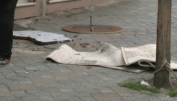 zeytinburnunda-bir-kadin-cati-katindan-esyalari-firlatip-evi-atese-verdi-bu-kadina-hicbir-sey-yapilamadi-1617292699757.jpg Zeytinburnu'nda bir kadın çatı katından eşyaları fırlatıp evi ateşe verdi: Bu kadına hiçbir şey yapılamadı-6
