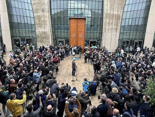 almanyada-ezan-ilk-kez-hoparlorden-okundu-rahatsiz-olan-lgbtliler-eylem-yapti-1665785955900.jpeg Almanya’da ezan ilk kez hoparlörden okundu! Rahatsız olan LGBT’liler eylem yaptı-3